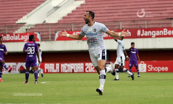 Striker Bali United Ilija Spasojevic merayakan golnya ke gawang Persita Tangerang dalam laga Grup D Piala Menpora 2021 di Stadion Maguwoharjo, Sleman, Jumat (2/4/2021).