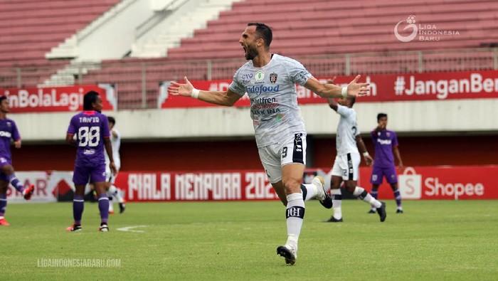 Striker Bali United Ilija Spasojevic merayakan golnya ke gawang Persita Tangerang dalam laga Grup D Piala Menpora 2021 di Stadion Maguwoharjo, Sleman, Jumat (2/4/2021).