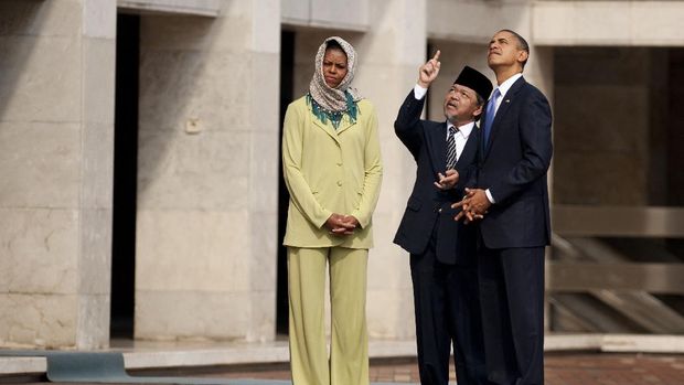 US President Barack Obama (R) and First Lady Michelle Obama (L) are led on a tour by Grand Imam Yaqub (C) at the Istiqlal Mosque in Jakarta on November 10, 2010. The much-anticipated visit to the Istiqlal Mosque and speech at the University of Indonesia were the last stops on Obama's twice-postponed visit to Indonesia. AFP PHOTO/Jim WATSON (Photo by JIM WATSON / AFP)