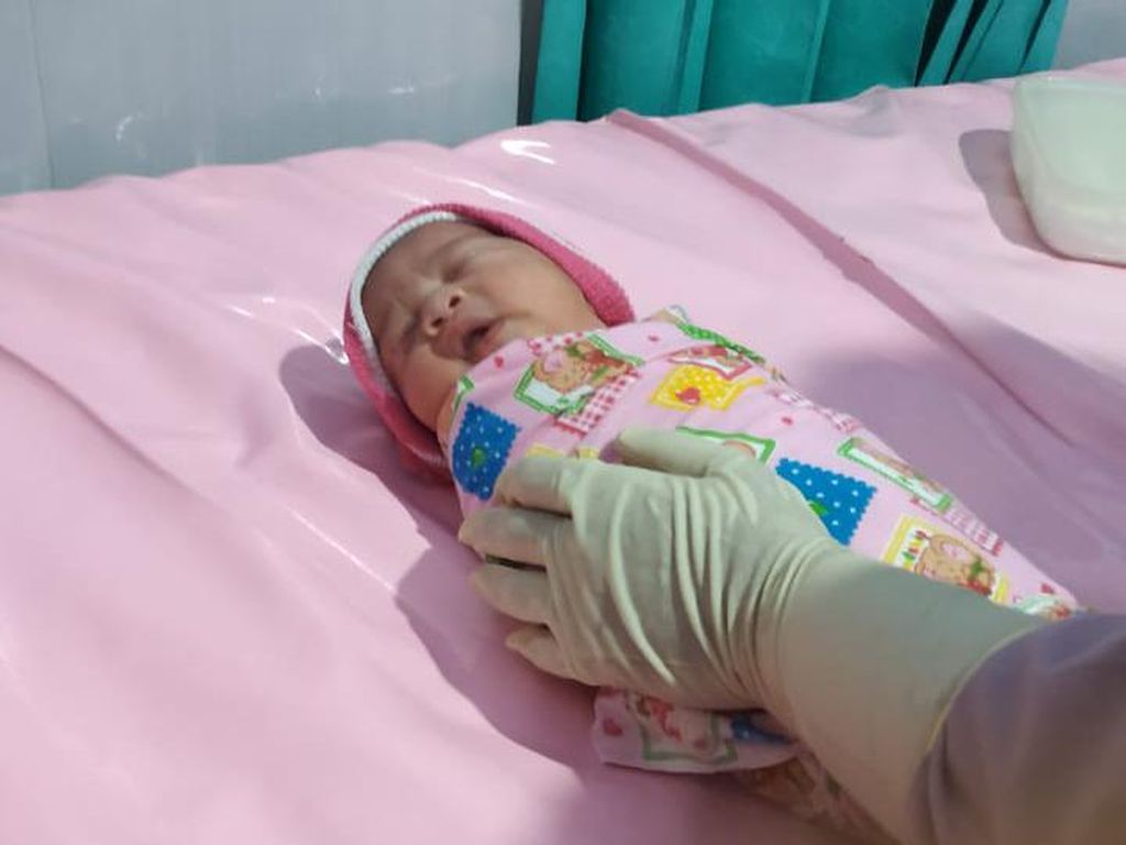 Bayi Perempuan Dibuang Depan Toko di Banyuwangi