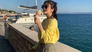 Cantiknya Chorong APINK Saat Jadi Model Soju dan Nikmati Es Krim