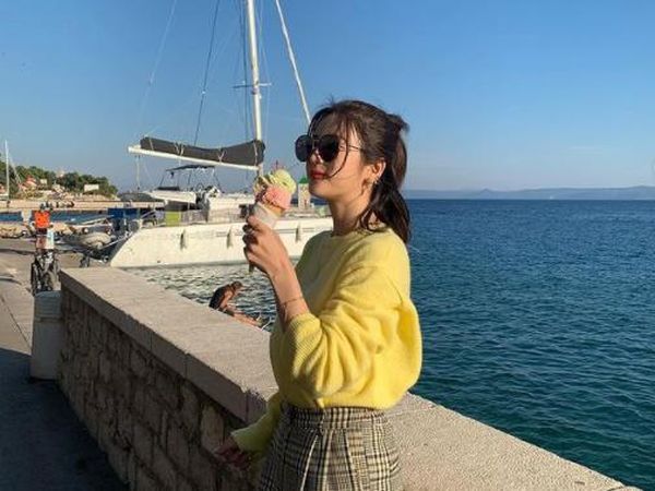 Cantiknya Chorong APINK Saat Jadi Model Soju dan Nikmati Es Krim