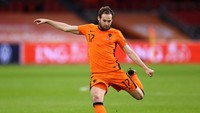 Daley Blind, eks pemain Manchester United dan kini berseragam Ajax Amsterdam, sempat mengalami radang jantung pada 2019. Ia kini mengenakan alat pacu jantung, termasuk saat tampil di Euro 2020. (Foto: Getty Images/Dean Mouhtaropoulos)