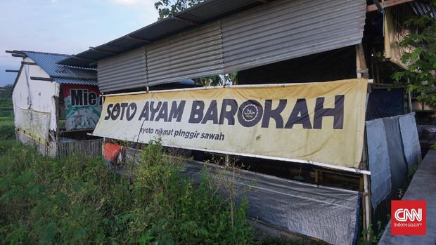 Jajaran Detasemen Khusus (Densus) 88 Antiteror Mabes Polri menggeledah sebuah rumah di RT 03, Dusun Widoro, Desa Bangunharjo, Sewon, Bantul, Jumat (2/4).