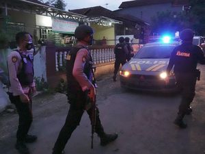 Momen Densus 88 Geledah Ponpes di Sleman