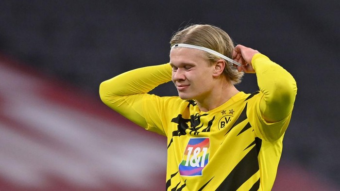 MUNICH, GERMANY - MARCH 06: Erling Haaland of Borussia Dortmund looks down during the Bundesliga match between FC Bayern Muenchen and Borussia Dortmund at Allianz Arena on March 06, 2021 in Munich, Germany. (Photo by Sebastian Widmann/Getty Images)