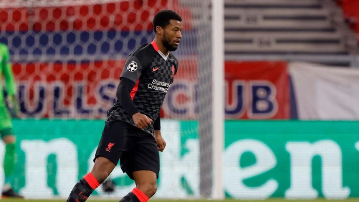 BUDAPEST, HUNGARY - FEBRUARY 16: Georginio Wijnaldum of Liverpool FC controls the ball during the UEFA Champions League Round of 16 match between RB Leipzig and Liverpool FC at Puskas Arena on February 16, 2021 in Budapest, Hungary. (Photo by Laszlo Szirtesi/Getty Images)