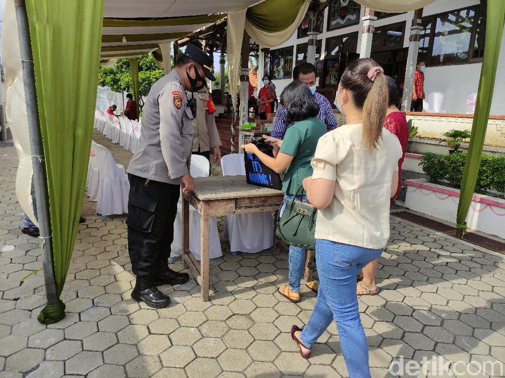 Misa Jumat Agung Dijaga Petugas, Ketua Gereja di Sidoarjo Merasa Lega Misa Jumat Agung Dijaga Petugas, Ketua Gereja di Sidoarjo Merasa Lega
