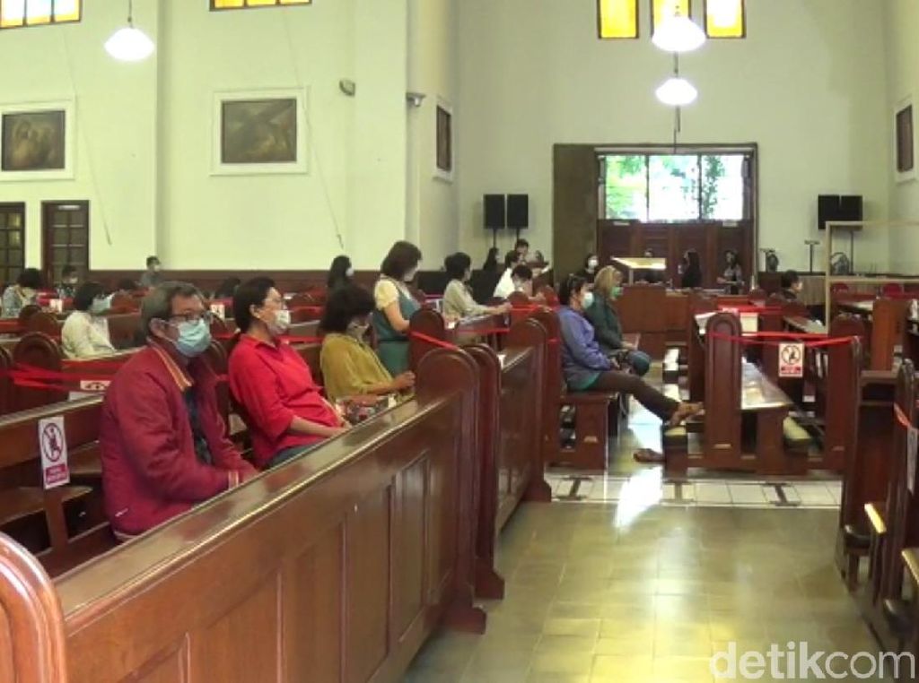 Ibadah Jumat Agung di Gereja Katedral Bandung Berlangsung Khidmat