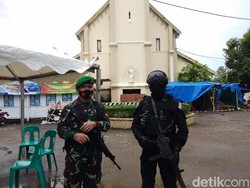 Jumat Agung di Gereja Katedral Makassar, Puluhan Prajurit TNI Berjaga