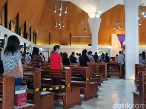 Misa Jumat Agung di Gereja Salib Suci Berlangsung Khidmat dengan Prokes Ketat