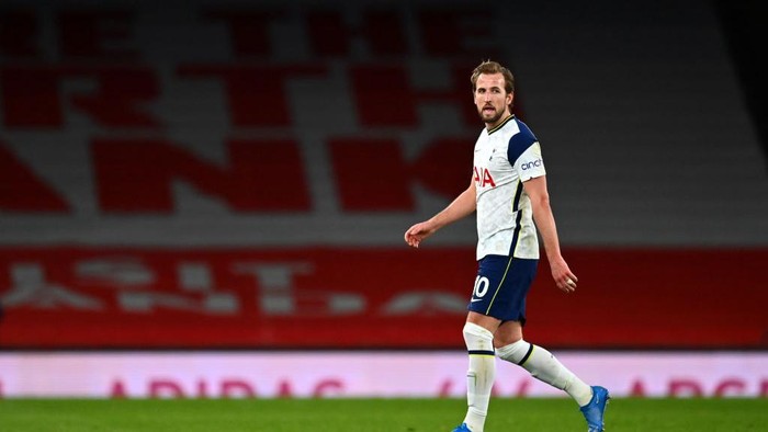LONDON, ENGLAND - MARCH 14: Harry Kane of Tottenham Hotspur looks dejected following the Premier League match between Arsenal and Tottenham Hotspur at Emirates Stadium on March 14, 2021 in London, England. Sporting stadiums around the UK remain under strict restrictions due to the Coronavirus Pandemic as Government social distancing laws prohibit fans inside venues resulting in games being played behind closed doors. (Photo by Dan Mullan/Getty Images)