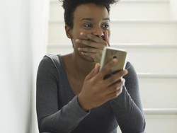 Mengapa Kita Bisa Tertawa Saat Merasa Takut? Ini Kata Sains