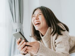 Usus-Lambung Seperti Tertarik, Mungkinkah Keseringan Ketawa Picu Cedera Dok?