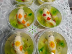 Bukan Kue, Ibu Ini Bikin Jeli Bentuk Ikan Koi untuk Ultah Anaknya