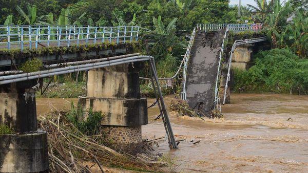 Waduh, Ada Jembatan Putus di Madiun