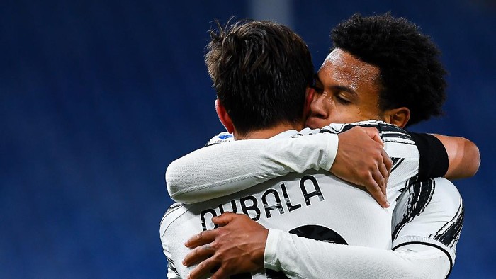 GENOA, ITALY - DECEMBER 13: Paulo Dybala (L) celebrates with his team-mate Weston McKennie of Juventus after scoring a goal during the Serie A match between Genoa CFC and Juventus Fc at Stadio Luigi Ferraris on December 13, 2020 in Genoa, Italy. (Photo by Paolo Rattini/Getty Images)
