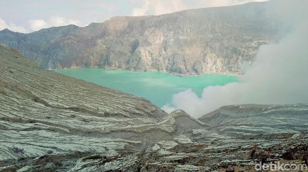 Wisatawan mancanegara (wisman) bisa kembali menikmati keindahan Taman Wisata Alam (TWA) Kawah Ijen. Sebelumnya, gunung dengan pemandangan kawah hijau tosca itu ditutup untuk wisman sejak awal pandemi COVID-19.