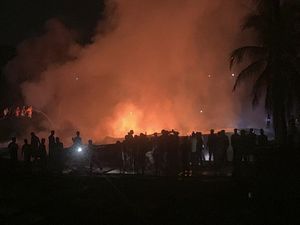 Kebakaran Kembali Terjadi di Kamp Rohingya Bangladesh, 3 Orang Tewas Kebakaran Kembali Terjadi di Kamp Rohingya Bangladesh, 3 Orang Tewas