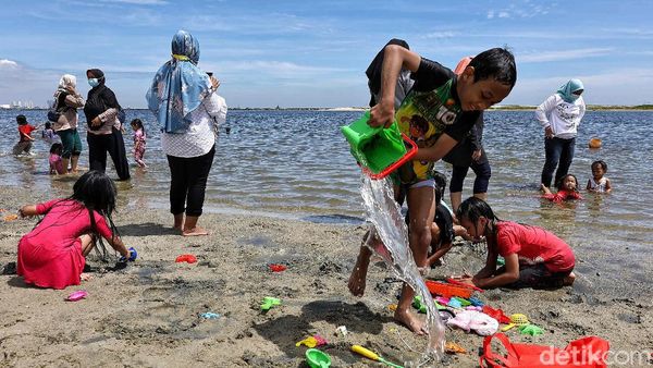 Libur Panjang, Pantai Ancol Diserbu Wisatawan