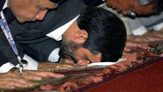 Iranian President Mahmoud Ahmadinejad (2-L) attends friday prayers at Istiqlal grand mosque in Jakarta, 12 May 2006.  Iranian President Mahmoud Ahmadinejad hit back at what he called a US propaganda war, keeping up his firebrand attacks on the West a day after saying that Israel would one day vanish.  Ahmadinejad, who has become the public face of the Islamic republic in its quest for nuclear know-how that critics say is a bid to build the atom bomb, said his nation was a great force that would not bow to the US and its allies. AFP PHOTO/ Adek BERRY (Photo by ADEK BERRY / AFP)