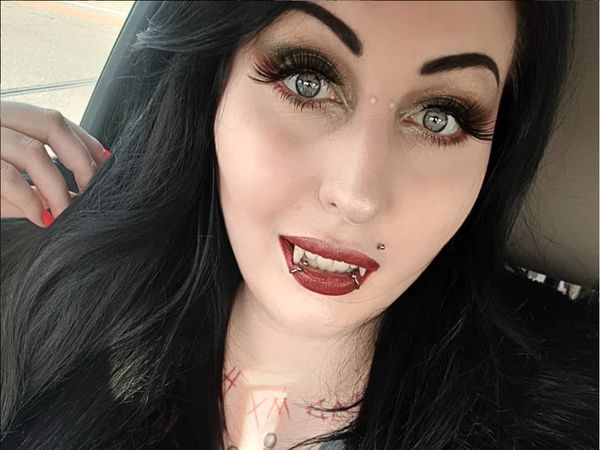 8 Potret Wanita Habiskan Setengah Miliar Demi Jadi Barbie Vampir