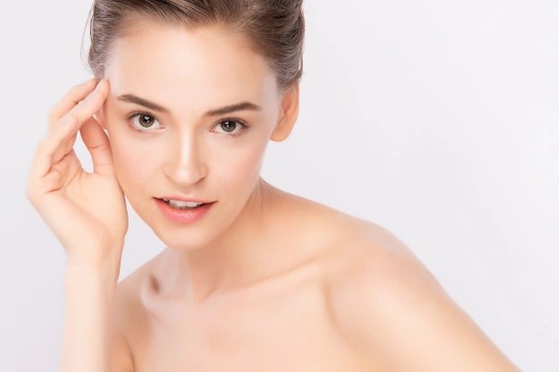 Mengecilkan Pori-pori/freepik.com Mengecilkan Pori-pori dengan menggunakan toner/freepik.com