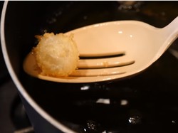 Menggoreng Air Pakai Tepung Roti Jadi Tren Terbaru di TikTok dan YouTube