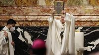 Momen Paus Fransiskus Pimpin Misa Krisma di Vatikan
