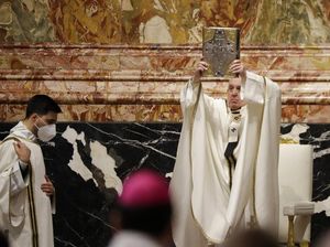 Momen Paus Fransiskus Pimpin Misa Krisma di Vatikan