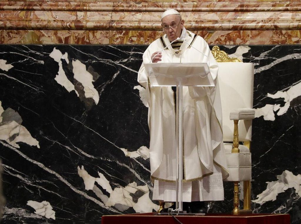 Viral Foto Paus Fransiskus Pakai Jaket Stylish, Chrissy Teigen Tertipu