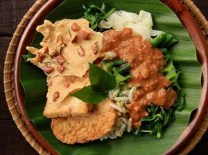 Nasi Pecel Enak Rp 15 Ribuan Buat Makan Siang Ada di 5 Tempat Ini Nasi Pecel Enak Rp 15 Ribuan Buat Makan Siang Ada di 5 Tempat Ini