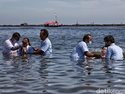 Momen Pengakuan Tobat Umat Nasrani Saat Baptis Selam di Jumat Agung