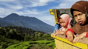 Begini Potret Perjuangan Pelajar SD Menuju Sekolah Begini Potret Perjuangan Pelajar SD Menuju Sekolah
