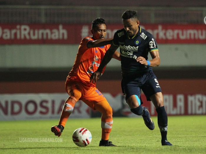 Persib Bandung unggul 1-0 atas Persiraja Banda Aceh di babak pertama matchday ketiga Grup D Piala Menpora 2021. Skuad Pangeran Biru memimpin lewat sundulan Wander Luiz. Laga dimainkan di Stadion Maguwoharjo, Sleman, Jumat (2/4/2021).