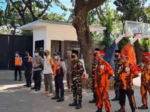 Jelang Jumat Agung, Polisi-Banser Berjaga di Gereja Salib Suci Jakut