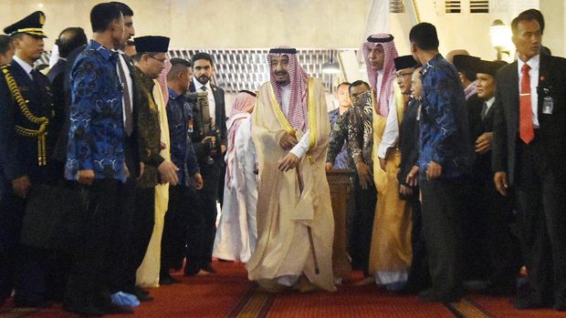 Saudi Arabia's King Salman bin Abdul Aziz (C) visits the Grand Mosque of Istiqlal in Jakarta on March 2, 2017. (Photo by Bay ISMOYO / AFP)