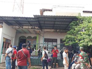 Cerita Istri Terduga Teroris di Tuban yang Kaget Suaminya Ditangkap