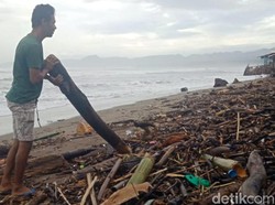 Sampah Kayu Menumpuk di Pesisir Palabuhanratu Sukabumi