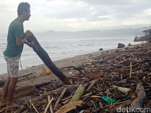 Sampah Kayu Menumpuk di Pesisir Palabuhanratu Sukabumi Sampah Kayu Menumpuk di Pesisir Palabuhanratu Sukabumi