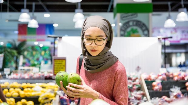 Women alone shopping at groceries