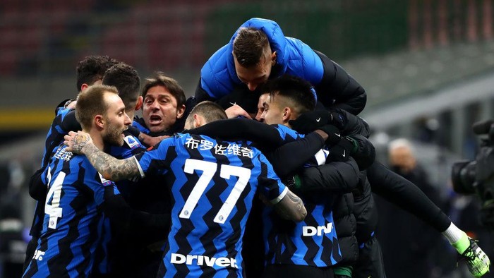 MILAN, ITALY - FEBRUARY 14: Lautaro Martinez of FC Internazionale celebrates with team mates and Antonio Conte, Head Coach of FC Internazionale after scoring their sides third goal during the Serie A match between FC Internazionale  and SS Lazio at Stadio Giuseppe Meazza on February 14, 2021 in Milan, Italy. Sporting stadiums around Italy remain under strict restrictions due to the Coronavirus Pandemic as Government social distancing laws prohibit fans inside venues resulting in games being played behind closed doors. (Photo by Marco Luzzani/Getty Images)