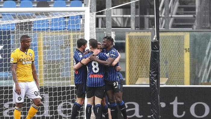 Atalanta players celebrate their sides first goal during the Italian Serie A soccer match between Atalanta and Udinese at the Gewiss Stadium in Bergamo, Italy, Saturday, April 3, 2021. (Stefano Nicoli/LaPresse via AP)
