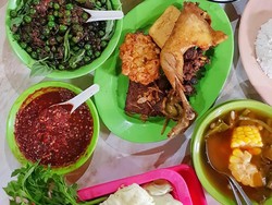 5 Ayam Goreng Enak di Bandung dengan Lalapan dan Sambal Dadak