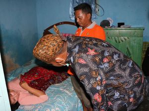 Pastikan Pengobatan dan Bantuan, Bupati Sumenep Kunjungi Korban Puting Beliung