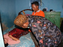 Pastikan Pengobatan dan Bantuan, Bupati Sumenep Kunjungi Korban Puting Beliung