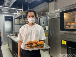 Burger dengan Patty Juicy dan Keju Swiss Lumer Racikan Chef Arsyan