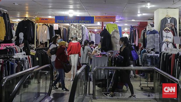 Bursa pakaian bekas, Metro Atom Pasar Baru Bursa pakaian bekas, Metro Atom Pasar Baru. Jakarta, 31 Maret 2021. (CNN Indonesia/ Adhi Wicaksono)