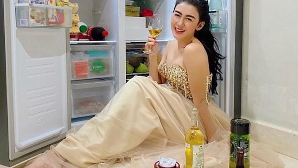 Gaya Livy Andriany Saat Jualan Sate hingga Asinan Buah