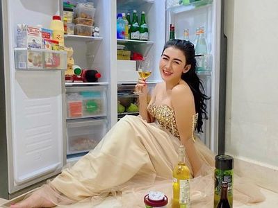Gaya Livy Andriany Saat Jualan Sate hingga Asinan Buah